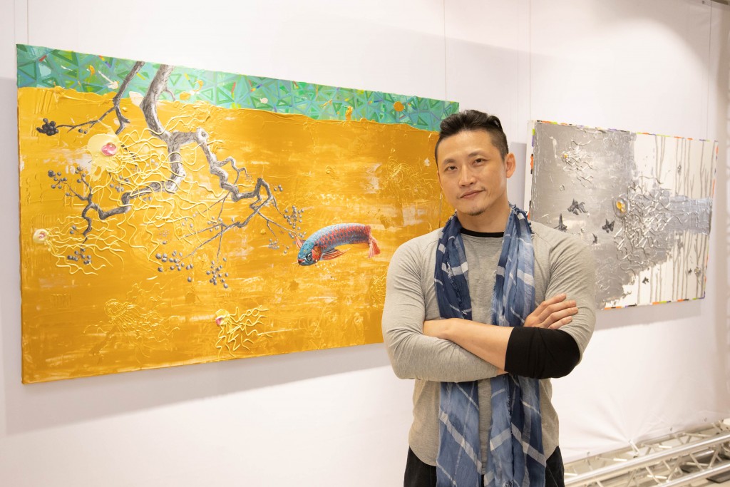 藝術家蔡士弘與作品《武則天》(左)、《無限之環》(右)(圖/SDGs Art 2022)
