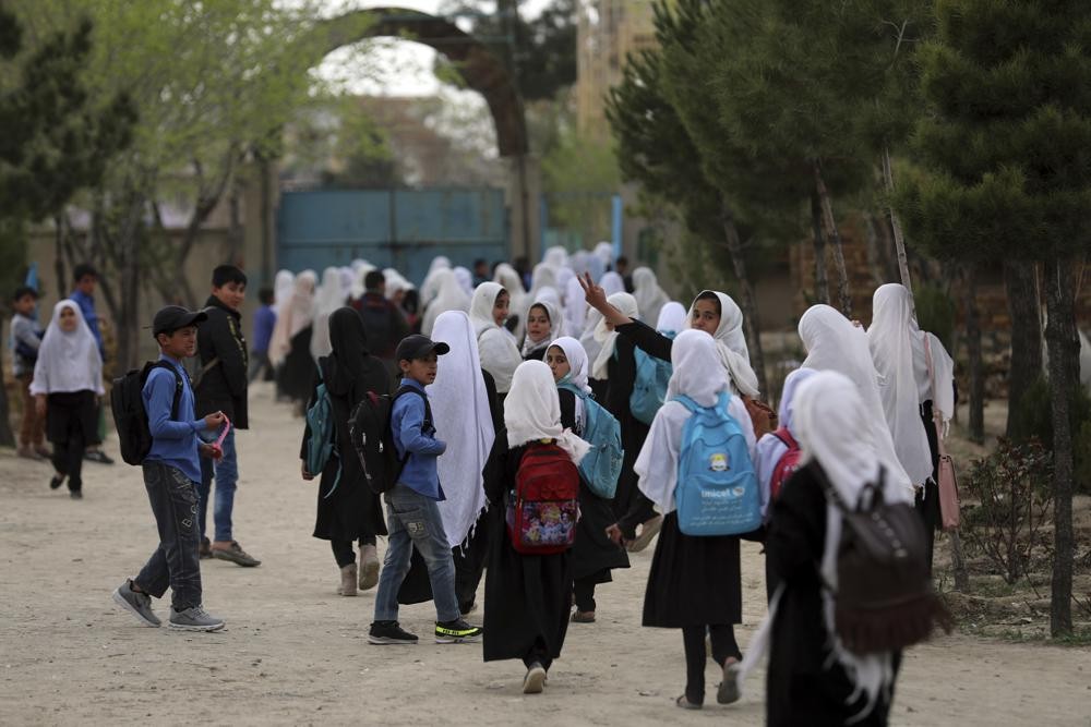 塔利班政權日前宣布六年級以上女學生將無法再受教育。（圖/美聯社）
