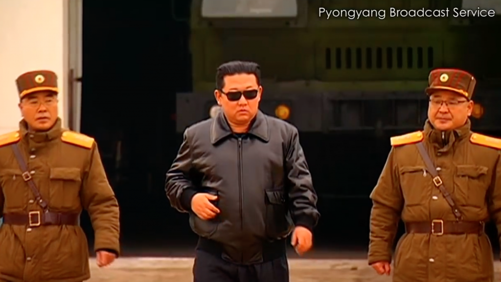 北韓領導人金正恩於當局釋出的最新洲際彈道飛彈宣傳片中，以皮衣、墨鏡現身。（圖／Pyongyang Broadcast Service)
