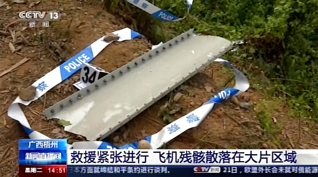 中國東方航空MU5735航班21日墜毀廣西，中國搜救當局昨晚（26日）宣布，機上123名乘客和9名機組人員全部罹難。（圖/美聯社）
