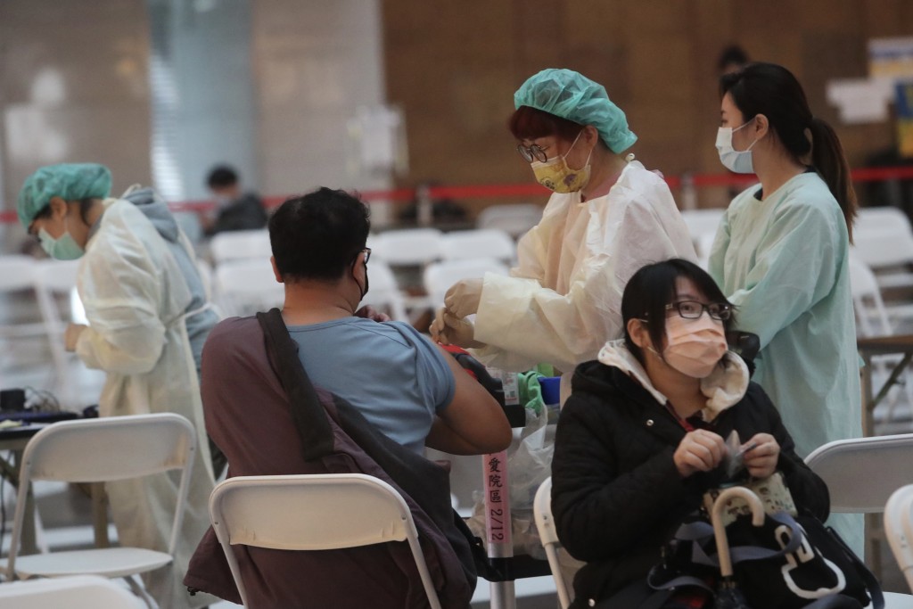 
圖為民眾在台北車站接種疫苗。
