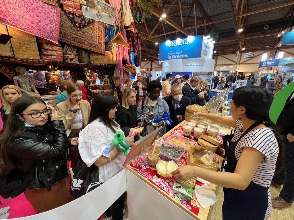A crowd gathers before the Taiwan booth to get samples of traditional snacks. (Facebook, Taiwan in the EU Belgium photo)
