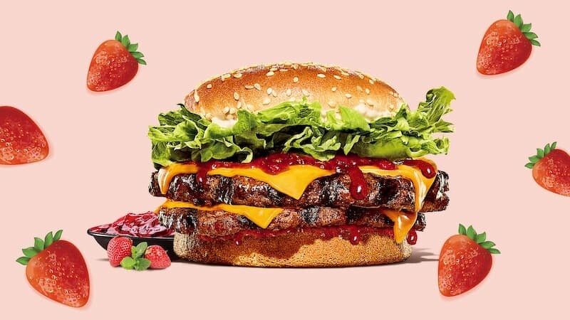 漢堡王29日開賣的「草莓重磅牛肉堡」，口味獵奇引發討論。（圖/漢堡王官網）
