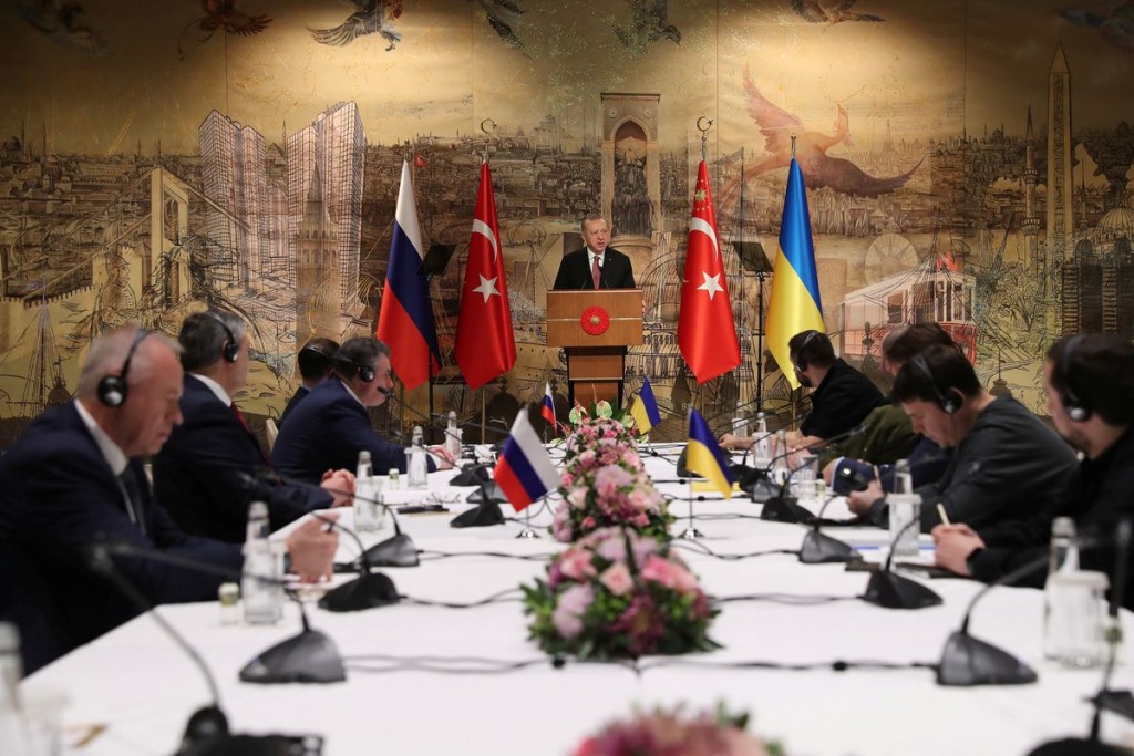 土耳其總統艾爾段（Recep Tayyip Erdogan）29日在土耳其伊斯坦堡舉行的面對面會談中，向俄羅斯和烏克蘭談判代表發表談話。（...