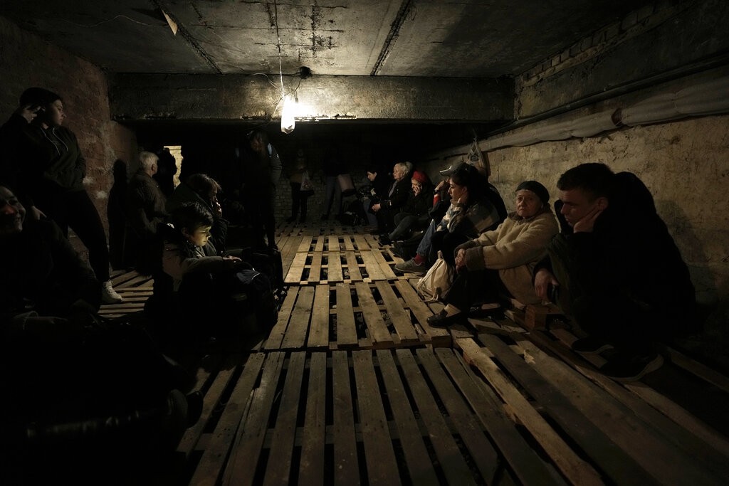 在防空洞避難的烏克蘭人 (美聯社3/26照片) 
