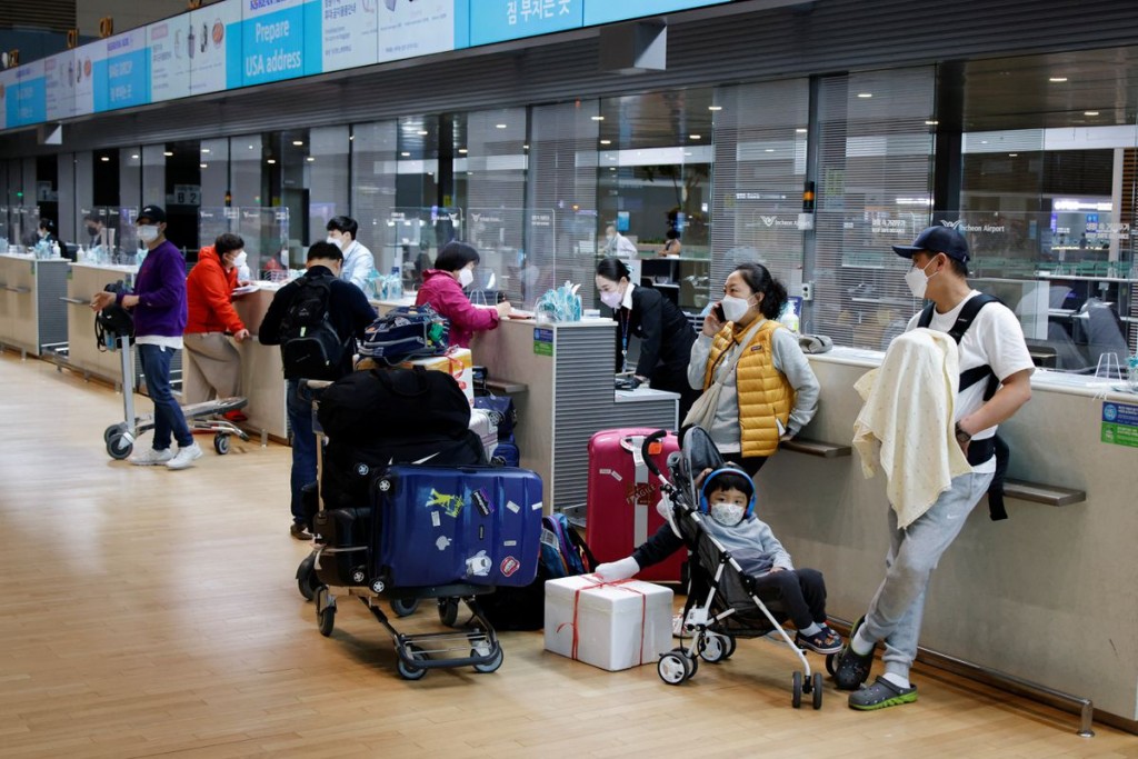在機場等待出國的南韓遊客。（圖/路透社）
