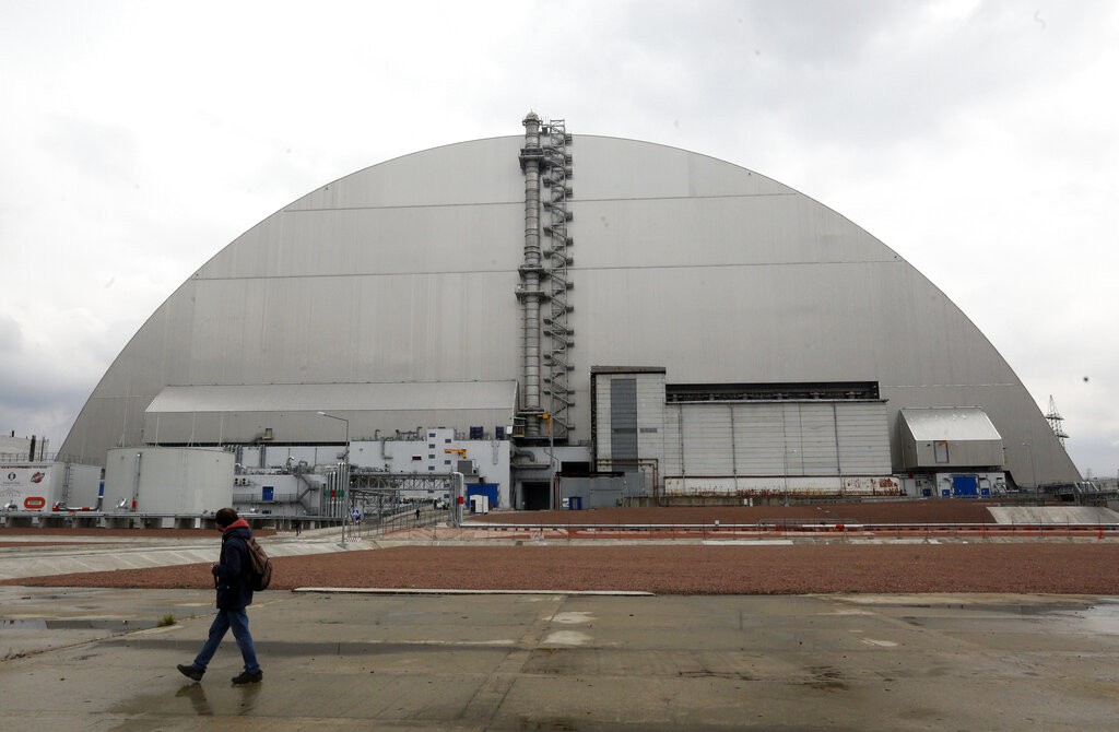 1986年發生爆炸的車諾比核電廠反應爐, 已被封住 (美聯社2021年照片) 
