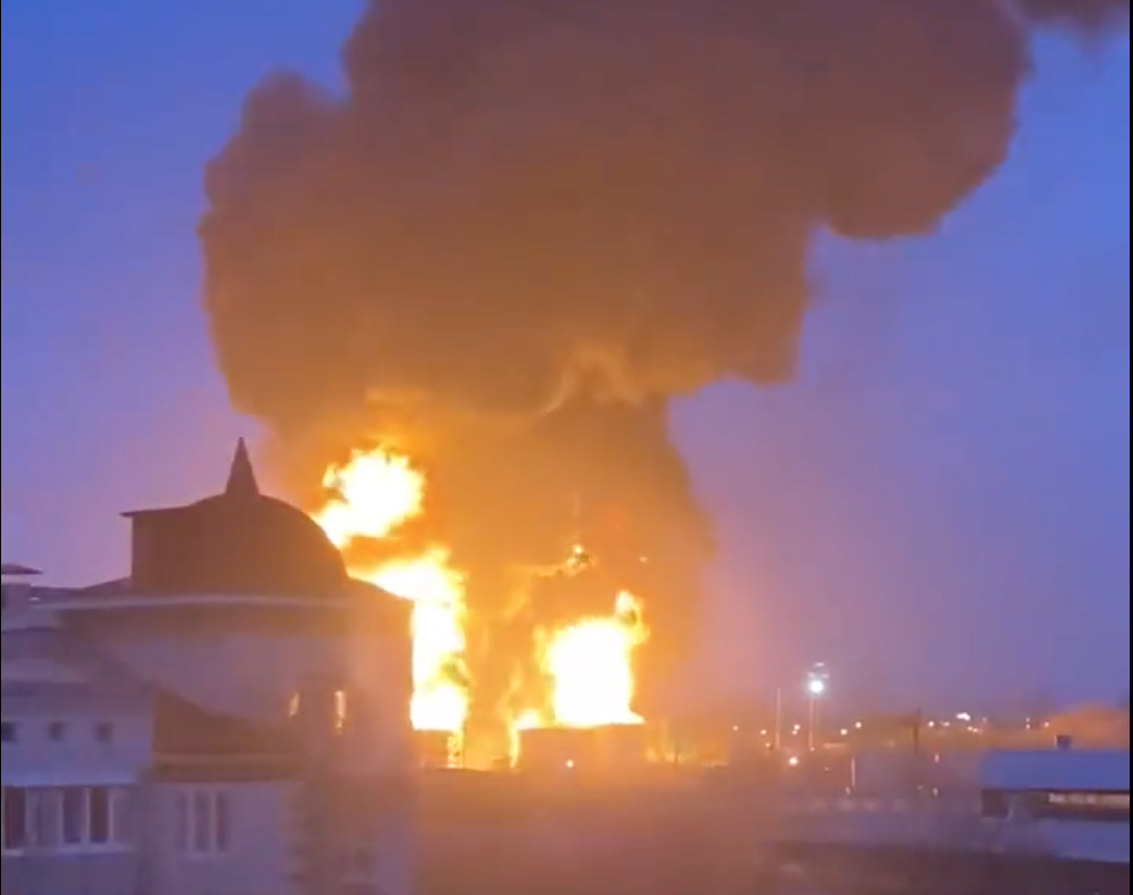 俄方釋出影片，指控烏克蘭對兩國邊境附近的俄國城市發動空襲。（圖／翻攝自<a href="https://twitter.com/nexta...