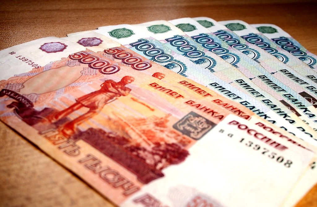 面額1000及5000盧布的鈔票。
