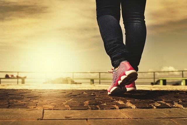 醫師提醒，走路速度與全身健康息息相關，若走路速度1秒小於1公尺，當心是體力不好的警訊。（圖／pixabay）
