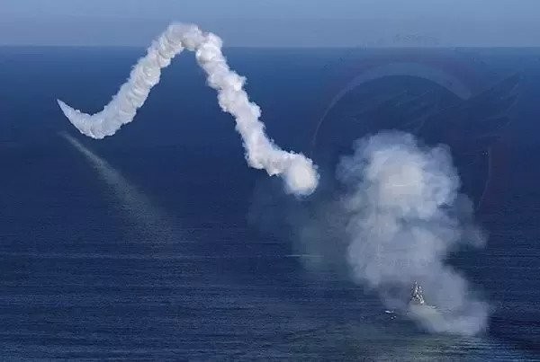 A jet stream trails a missile performing a sea-skimming maneuver. (Quora, Alexandre Johann photo) 
