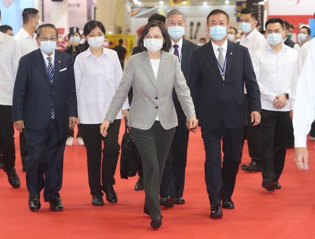 President Tsai Ing-wen (center) visiting a trade fair in Taipei Friday morning. 
