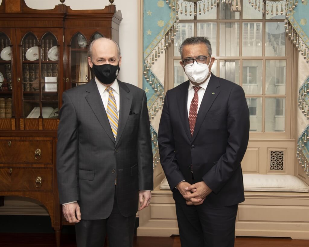 世衛秘書長譚德塞（右）8日與美副國務卿麥肯伊（左）會晤。（圖/麥肯伊twitter）
