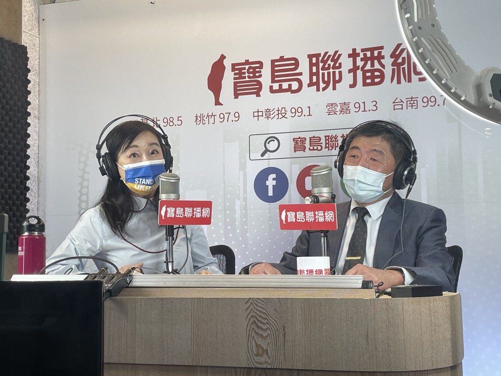 
中央流行疫情指揮中心指揮官陳時中（右）12日上午接受媒體人周玉蔻（左）專訪。
