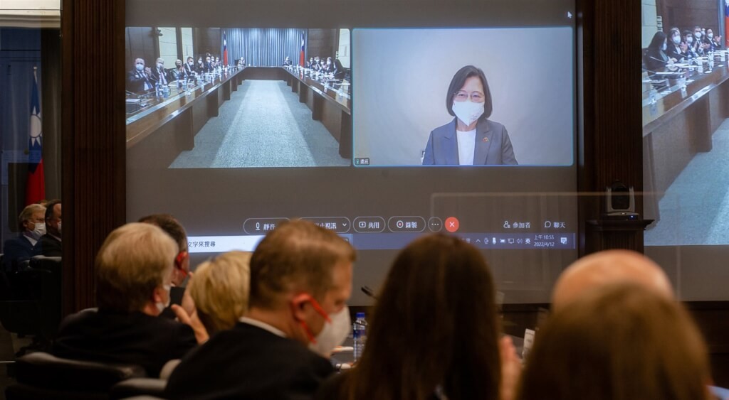President Tsai Ing-wen holds discussion with visiting Swedish delegation Tuesday. (Presidential Office photo)
