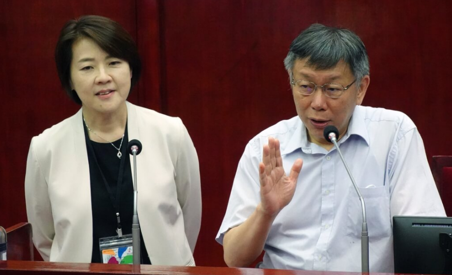 台北市長柯文哲（右）、副市長黃珊珊（左）13日近距離接觸確診者PCR皆為陰性。（圖/中央社）
