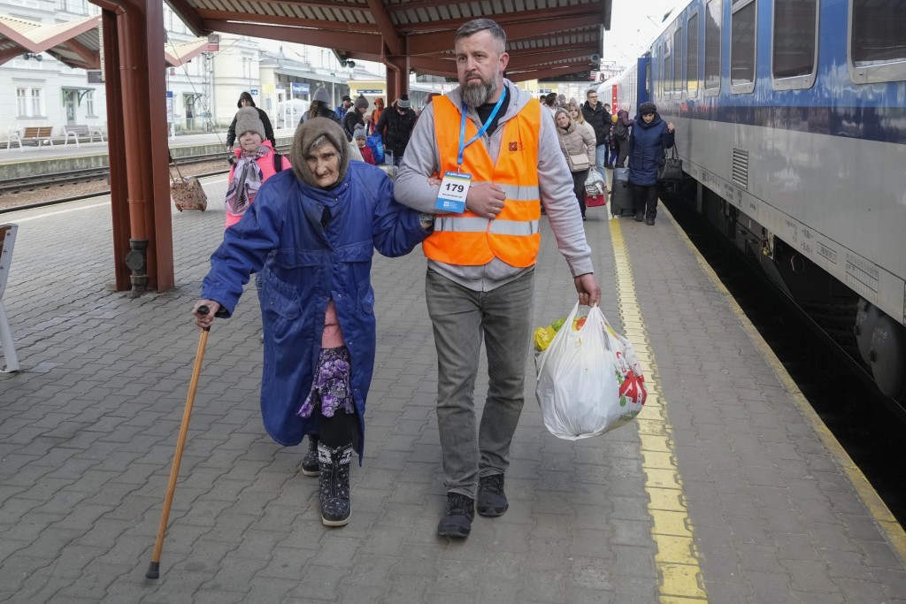 俄烏戰士開打近兩月，65萬滯留波蘭的烏克蘭難民思鄉心切，踏上返家旅途。（圖／美聯社）
