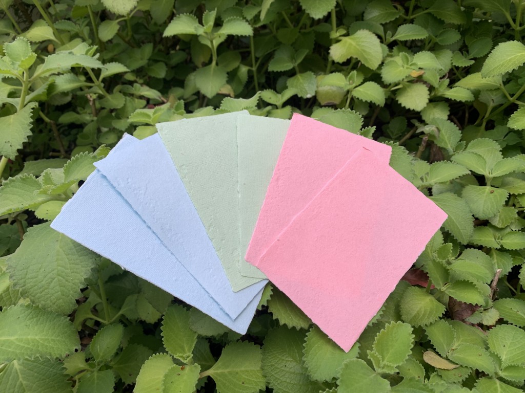 色彩粉嫩的香氛手工紙成品。（照片由林業試驗所提供）
