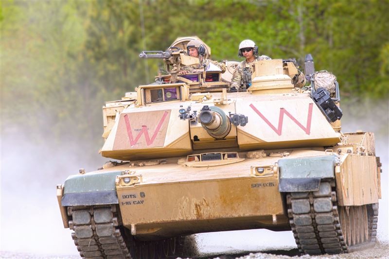 U.S. troops operating M1A2T Abrams tank. (Facebook, U.S. Army Armor Basic Officer Leader Course photo)
