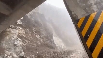 A construction worker captures a large landslide on the Central Cross-island Highway on video. (Hsu Chung-chieh GIF)

