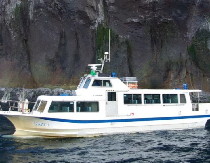 日本海上保安廳指出，一艘載著26人的日本觀光船23日下午1時15分，在北海道東北部知床半島近海沉船。(擷取自推特)
