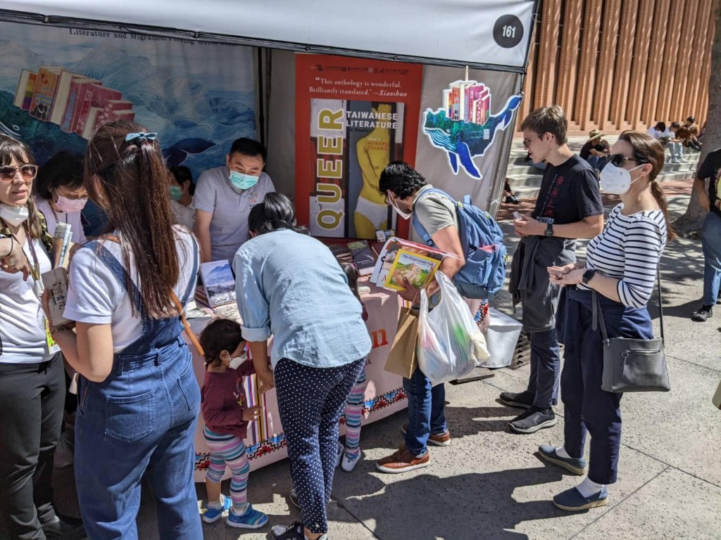 Visitors gather at the Taiwan booth of the Los Angeles Times Festival of Books. (Facebook, Taiwan Academy in Los Angeles photo)
