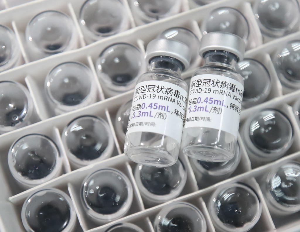 針對輝瑞BNT疫苗的購買進度，衛福部次長薛瑞元表示，預計本週簽約，但兒童專用劑型數量和運抵時程仍待規劃。
