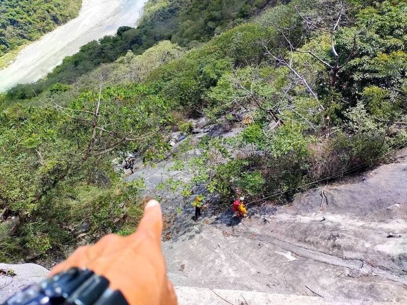 Firefighters rappel down to rescue Tseng. (Pingtung County Police Bureau photo)
