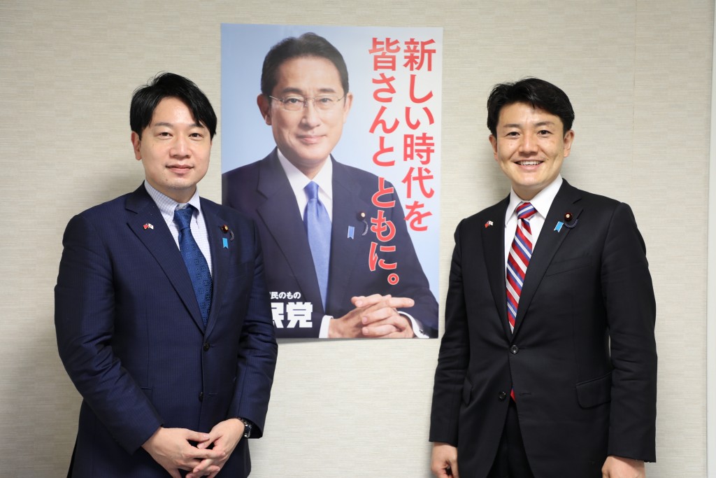 LDP Youth Division leaders Ogura Masanobu and Yamaguchi Susumu with a picture of Prime Minister Kishida Fumio. 
