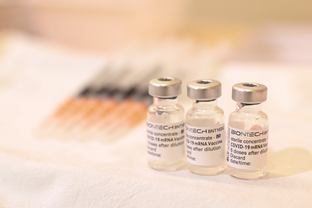 指揮中心指揮官陳時中28日晚間證實，輝瑞BNT疫苗供應協議已簽約完成，約採購220萬劑兒童疫苗及180萬劑成人疫苗。
