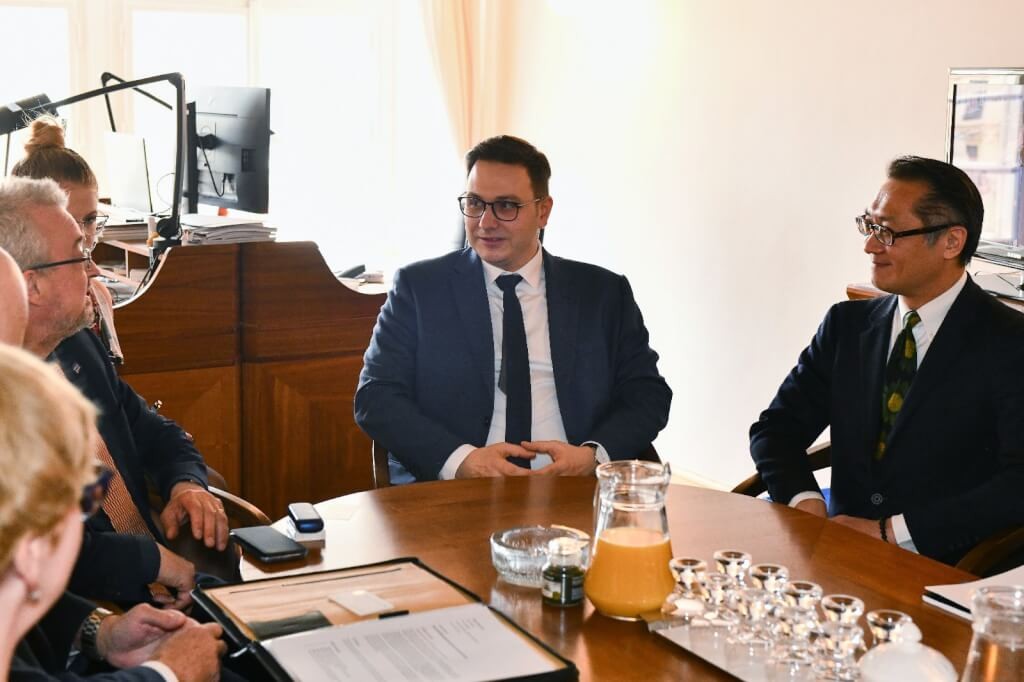 捷克外長利帕夫斯基（中）2與駐捷克代表柯良叡（右）會面（圖取自twitter.com/JanLipavsky）
