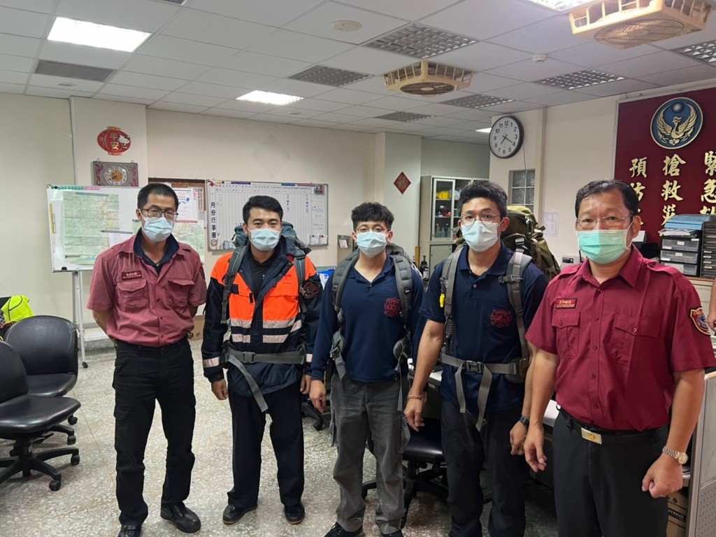 A Hualien County Fire Department search and rescue team travels halfway around Taiwan to help stranded hikers. (Facebook, Hualien County Fir...