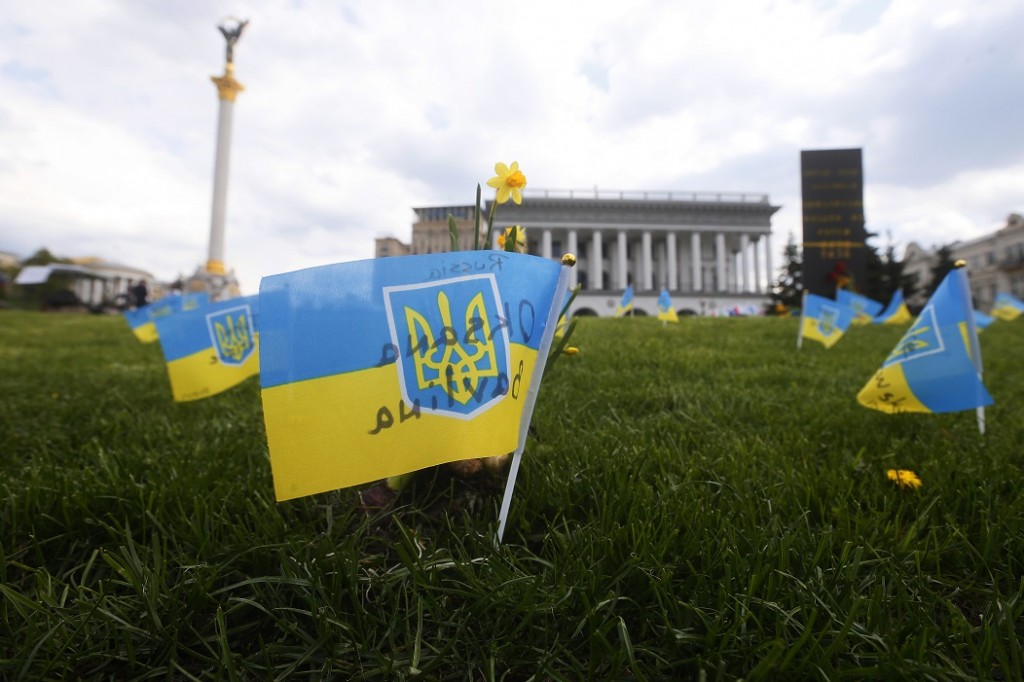5月3日, 烏克蘭首都基輔的自由廣場, 插著一面面小型的烏國國旗 (路透/STR/NurPhoto) 
