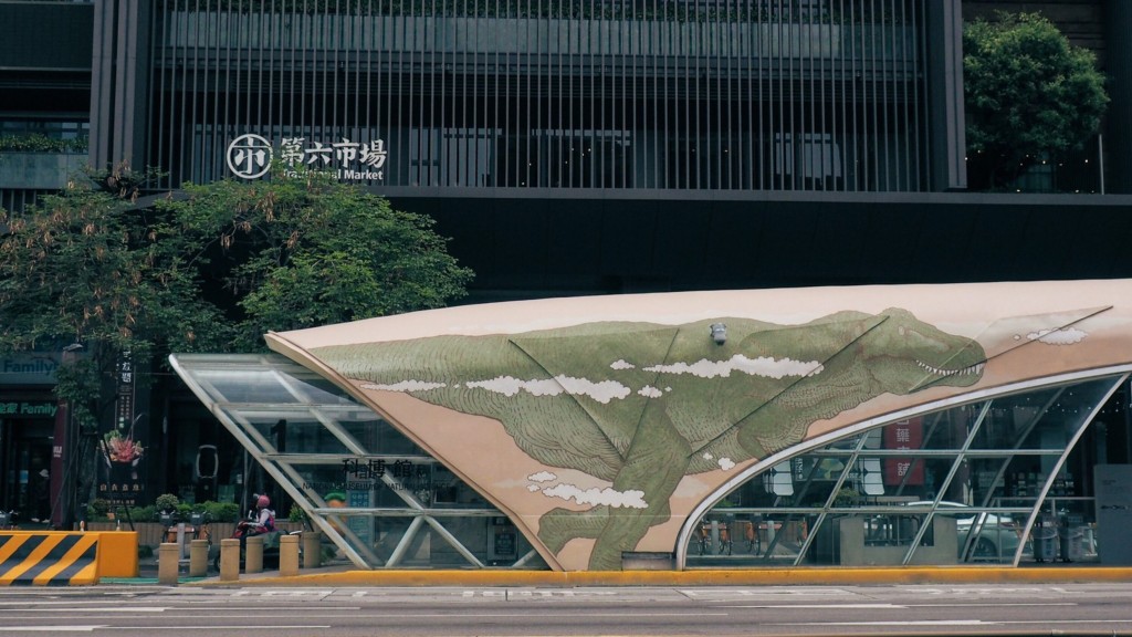 A running dinosaur at a Taichung City bus stop. (CNA, National Museum of Natural History photo)
