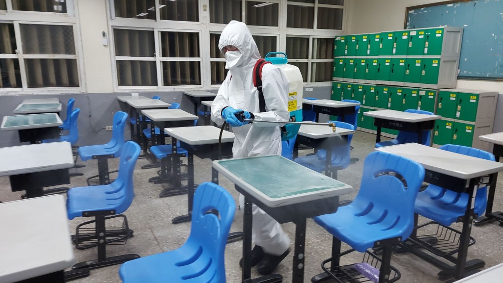 Disinfecting a school during the COVID pandemic. (CNA, Taoyuan City Government photo)
