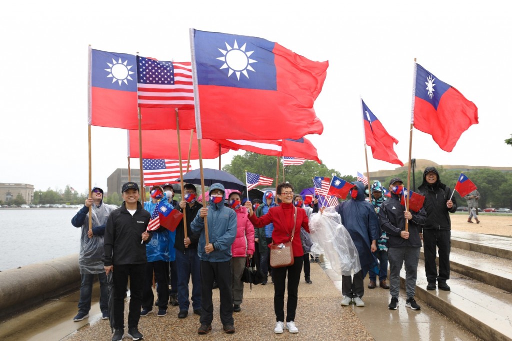 
駐美副代表鄭榮俊（左2）7日上午冒著風雨，帶領數
十名台僑在美國國會前遊行，高喊「台灣加油」。
