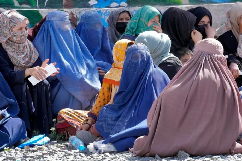 塔利班政權再次發布了新的「禮儀指令」，這次是要求女性出門時必須要穿著查多里（Chadori）罩袍，這也是至今最嚴格的服儀規範。 （圖／美聯...