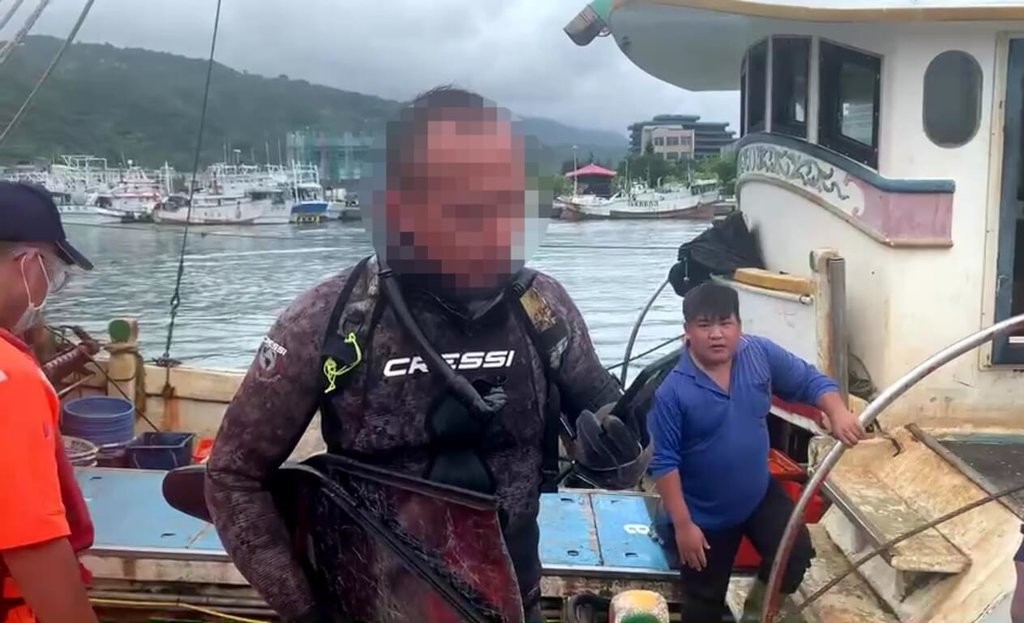 A fishing boat rescues Shen, who went missing while scuba diving with a friend.
