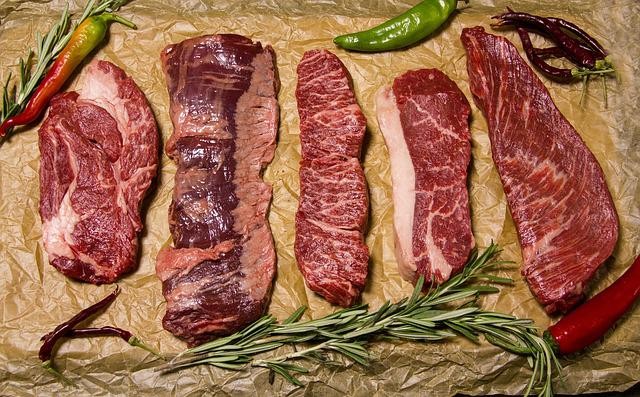 「重組肉」、「注脂肉」等加工食品，由於其製程易造成微生物污染的風險，須烹調至全熟才能食用。 (示意圖/pixabay)
