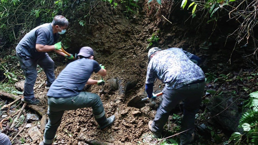 工作人員於距離武界產業道路不到100公尺處發現被掩埋的東卯山黑熊遺體。(照片由林務局提供)
