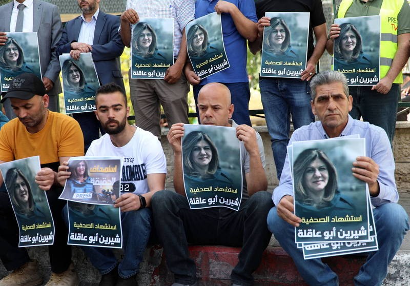 約旦河西岸民眾上街抗議，並哀悼半島電視台（Al Jazeera）記者阿克勒（Shireen Abu Akle）。（圖/美聯社）
