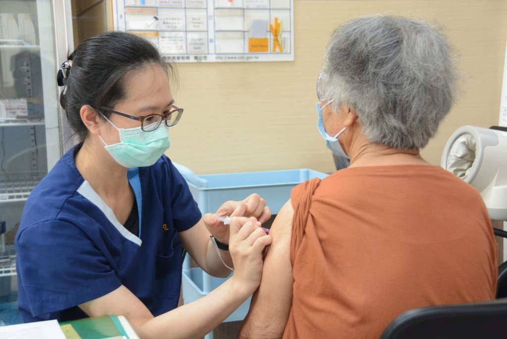 指揮中心發言人莊人祥今（13）日表示，第4劑疫苗擬優先開放65歲以上及60歲以上免疫不全者接種。（圖／中央社）
