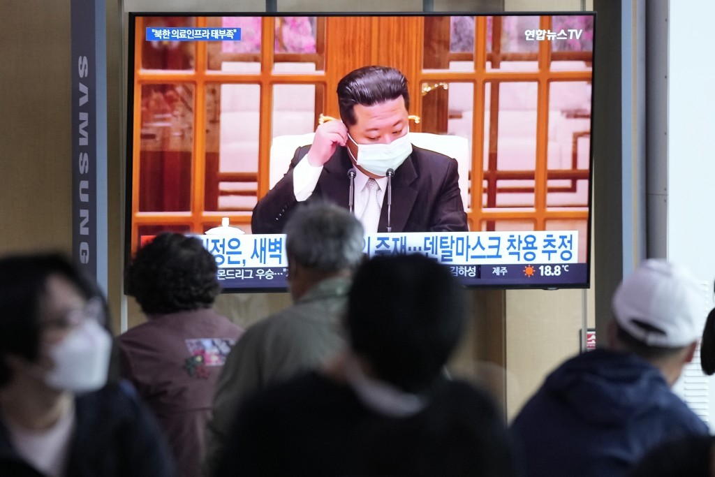 北韓新冠疫情來勢洶洶，面對廣大未接種的民眾以及匱乏的醫療體系，金正恩坦言當前是「建國以來最大動盪」。（圖／美聯社）
