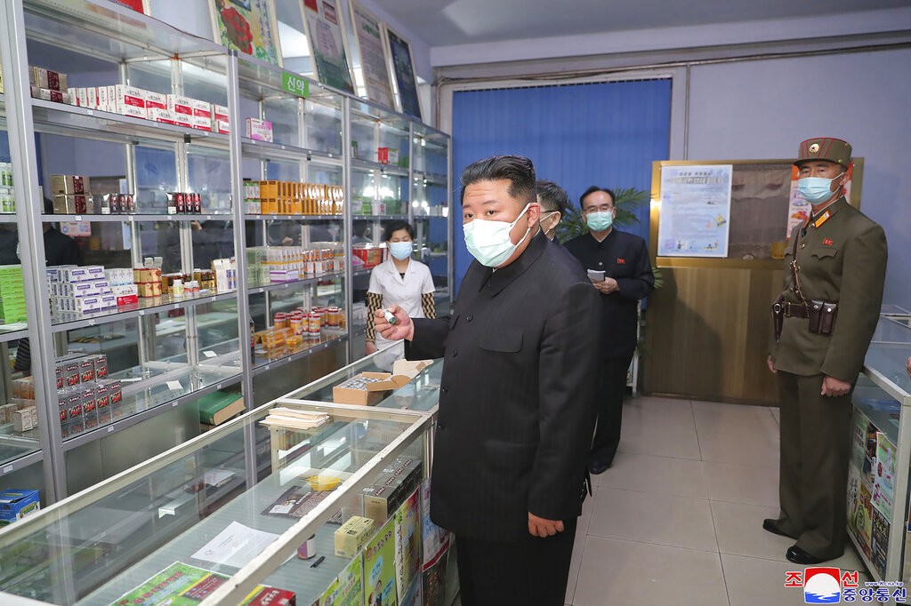北韓12日首度證實境內出現COVID-19疫情後，截至今已累計50死，領導人金正恩今下令動員軍方來穩定首都平壤的藥物供應。（圖／美聯社）
