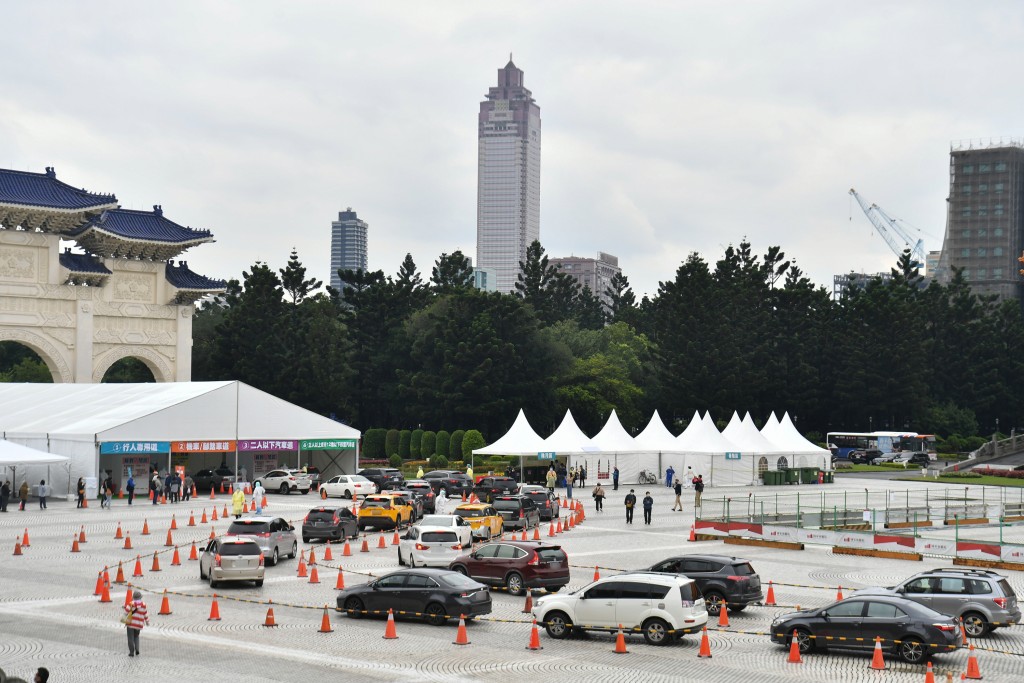 Vehicles line up on Taipei City's Liberty Square on the first day of drive-through COVID tests Tuesday. 
