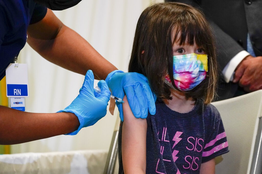 美國食品暨藥物管理局（FDA）17日通過緊急授權（EUA），批准5至11歲兒童可接種輝瑞/BioNTech的疫苗追加劑。(圖／美聯社)
