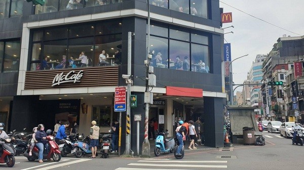 File:McDonald's Taipei Xinyi Restaurant Mcard exchange receipt