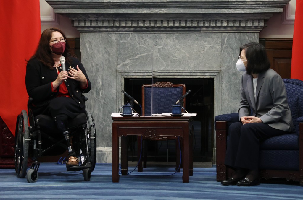 U.S. Senator Tammy Duckworth visited President Tsai Ing-wen Tuesday. 
