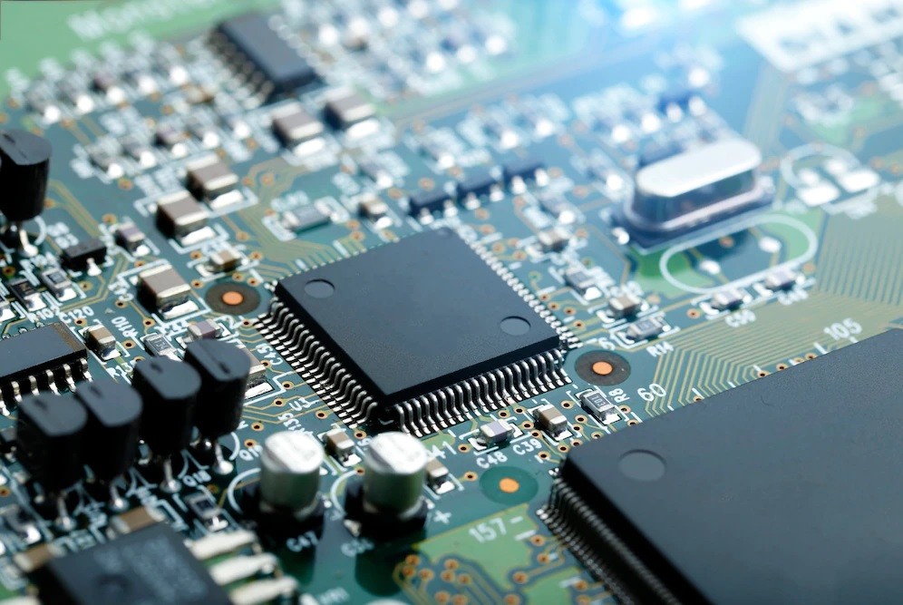 Closeup of electronic circuit board with cpu microchip electronic components background. (Freepik photo)
