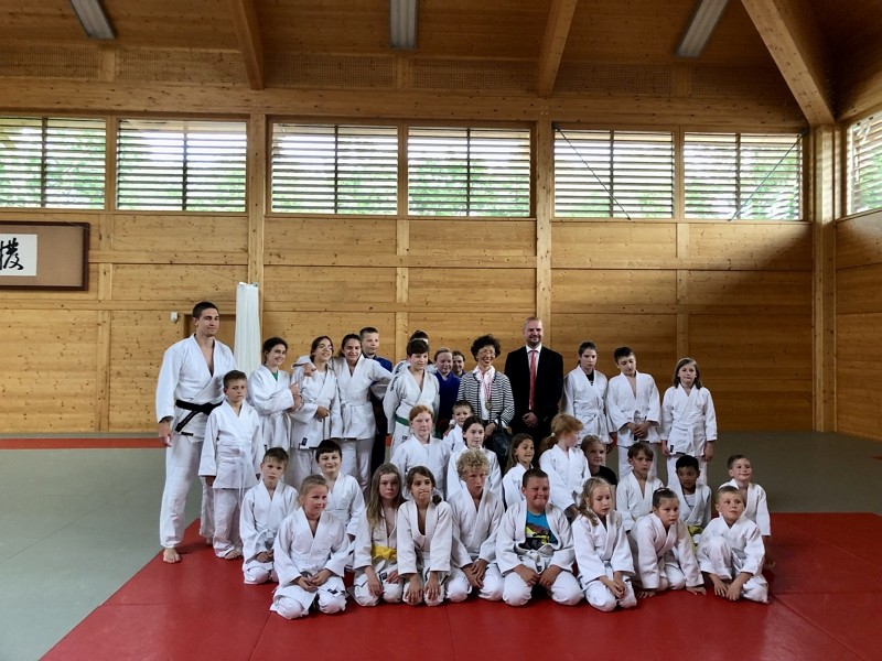 Taiwan donates judo gear to Ukrainian kids sheltered in Austria. (Taiwan representative office in Austria photo)
